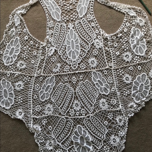 ❌SOLD❌ Gorgeous Floral Crochet Open Shrug Duster - Picture 4 of 8